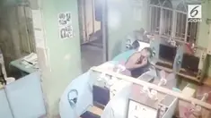 Seorang pria tak dikenal mencium paksa seorang gadis di warung internet  di Filipina. Pelaku masih dicari polisi.