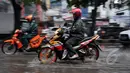 Para pengendara nekat melintasi jalan yang tergenang air. Sistem drainase yang buruk menjadi penyebab banjir di sejumlah ruas jalan di Ibu Kota selalu, Jakarta, Kamis (22/1/2015).(Liputan6.com/Miftahul Hayat)