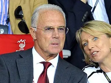 German football legend Franz Beckenbauer and his wife Heidi wait for the kick off of the Euro 2008 championships final football match Germany vs Spain on June 29, 2008 at Ernst-Happel stadium in Vienna, Austria. AFP PHOTO / OLIVER LANG
