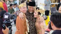 Indro Warkop menjadi saksi dan mewakili keluarga dalam pernikahan anak bungsu Dono Warkop. (dok. Instagram @indrowarkop_asli/https://www.instagram.com/p/B9KE0CDBMRF/Dinny Mutiah)