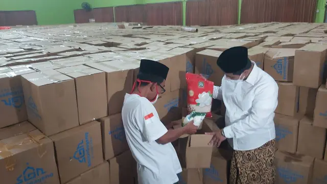 Gus Yasin Panglima Santri Gayeng cek isi bantuan yang dikumpulkan santri untuk dibagikan ke 18 ribu warga niskin. (Foto: Liputan6.com/Felek Wahyu)