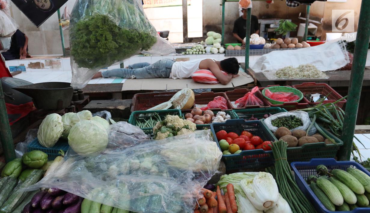 Pedagang tertidur menunggu pembeli di PD Pasar Jaya Gondangdia, Jakarta, Jumat (19/1). Kementerian Perdagangan akan merevitalisasi 1.200 pasar tradisional pada 2018.  (Liputan6.com/Angga Yuniar)