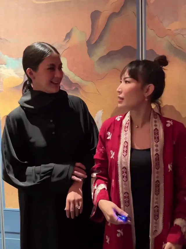 Paula Verhoeven - Ayu Dewi