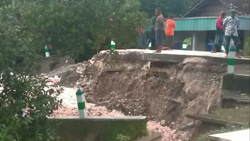 Penampakan kondisi jembatan penghubung antar Kecamatan Ngasem dan Kecamatan Dander, Kabupaten Bojonegoro. (Liputan6.com/Ahmad Adirin)