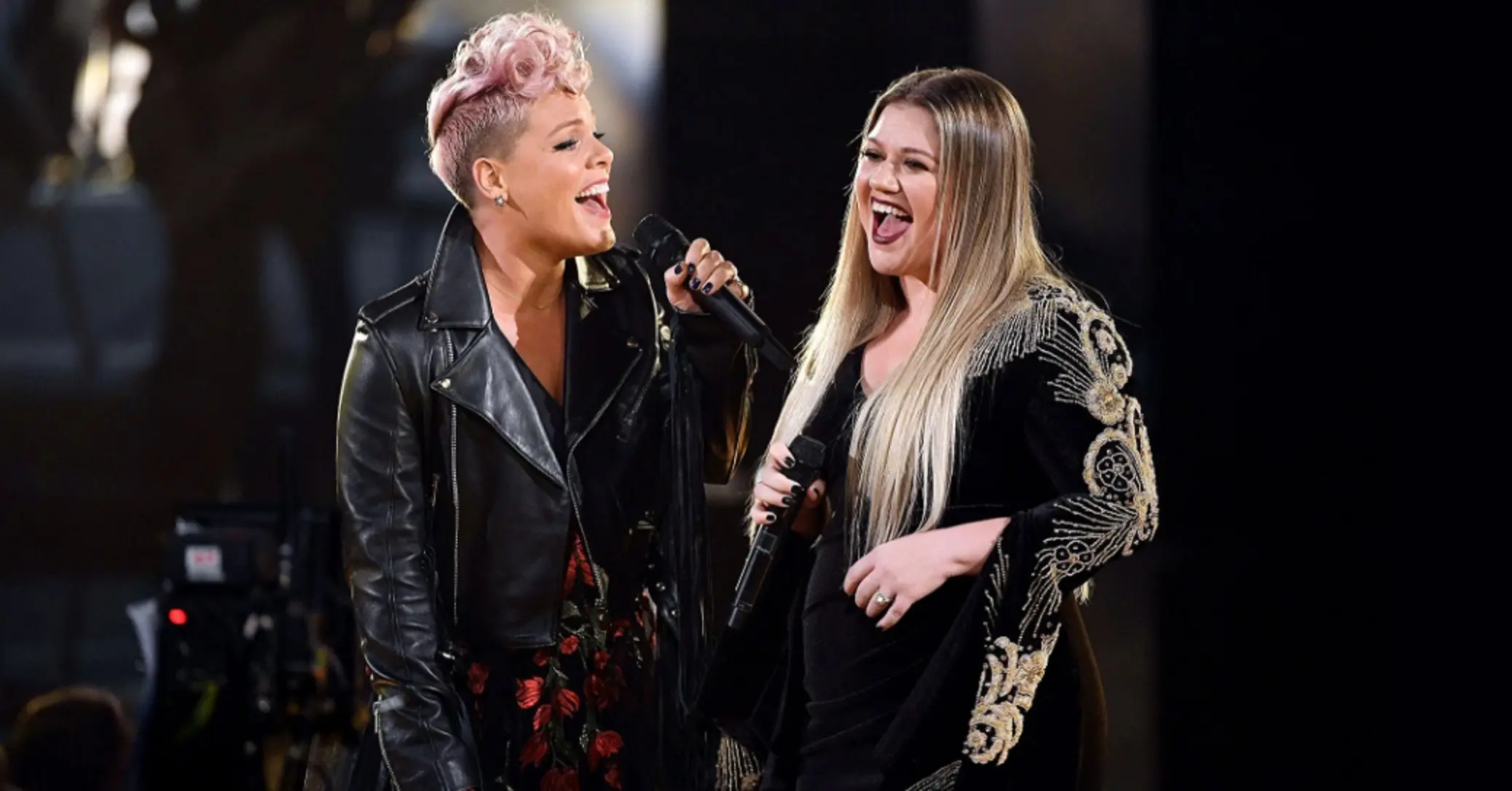 Pink dan Kelly Clarkson tampil di American Music Awards 2017 (people.com)