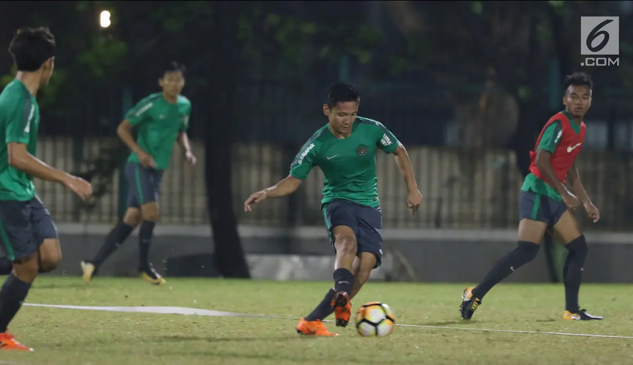 Pemain Timnas Indonesia U-19, Syahrian Abimanyu (ketiga kiri) menggiring bola saat latihan perdana jelang laga melawan Jepang U-19 di Lapangan A Kompleks GBK, Jakarta, Kamis (22/3). Laga kedua tim digelar Minggu (25/3). (Liputan6.com/Helmi Fithriansyah)