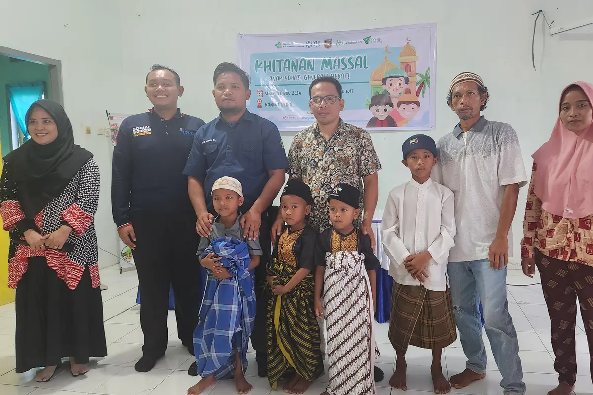 Perwakilan Dompet Dhuafa Maluku, RSUP Leimena bersama perangkat Desa Tanah Rata, saat menggelar sunatan massal di Desa Tanah rata, Banda, Maluku Tengah. (Liputan6.com/Dicky Agung Prihanto)