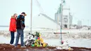 Orang-orang memberi penghormatan di lokasi kecelakaan bus di Provinsi Saskatchewan, Kanada (9/4). Sebelumnya sebuah bus yang membawa tim hoki Humboldt Broncos junior menabrak truk dan menewaskan 14 orang. (Jonathan Hayward/The Canadian Press via AP)