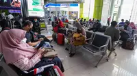 Calon penumpang menunggu di Stasiun Gambir, Jakarta, Jumat (22/4/2022). Adapun Volume penumpang berangkat sebanyak 6.300 atau 41 persen dari total Tempat Duduk yang tersedia sebanyak 15.506. (Liputan6.com/Herman Zakharia)