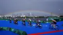 Pelangi terlihat saat para atlet bertanding di cabang sepeda kompetisi triathlon individu putri Olimpiade Tokyo 2020, Selasa (27/7/2021). (Foto: AP/David Goldman)