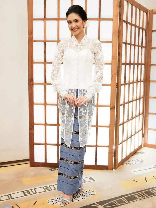 Untuk menghormati keluarga Mikha yang berasal dari Pulau Maluku. Ia pun memakai kebaya Ambon dengan sentuhan modern rancangan Fadlan Indonesia.[@miktambayong]