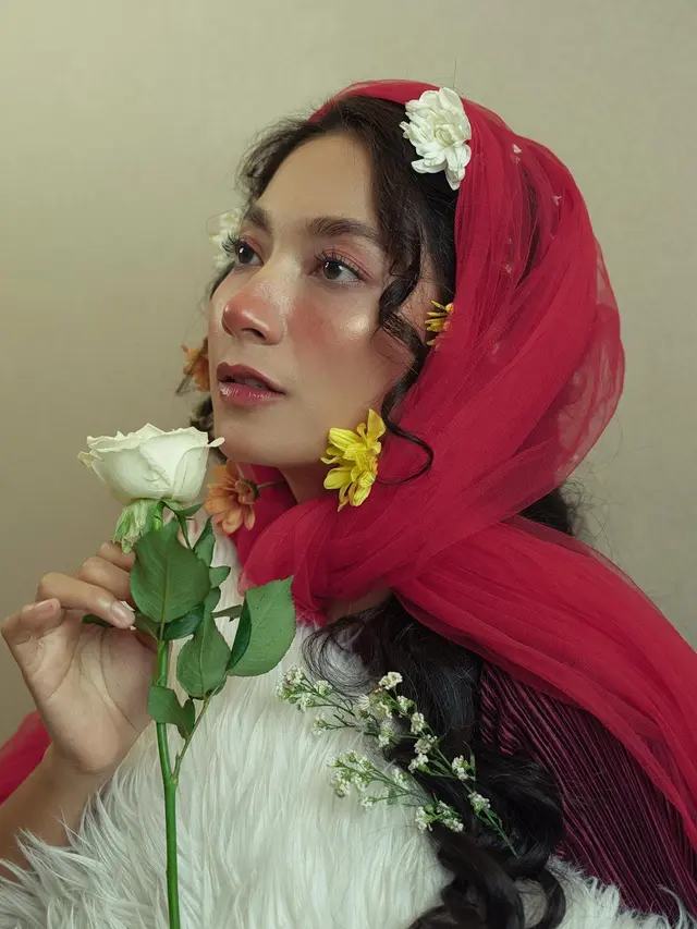 Dinda Kirana terlihat cantik saat menggunakan hijab