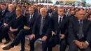 Presiden Palestina Mahmoud Abbas (ketiga kanan) menghadiri upacara pemakaman mantan Presiden Israel, Shimon Peres di Yerusalem, Jumat (30/9). Peres meninggal dunia pada usia 93 tahun, Rabu (28/9) pukul 03.00 waktu setempat. (REUTERS/ Ammar Awad)