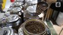 Pekerja menyortir biji kopi di salah satu gerai penjualan kopi di Pasar Santa, Jakarta,Rabu (30/10/2024). (Liputan6.com/Angga Yuniar)