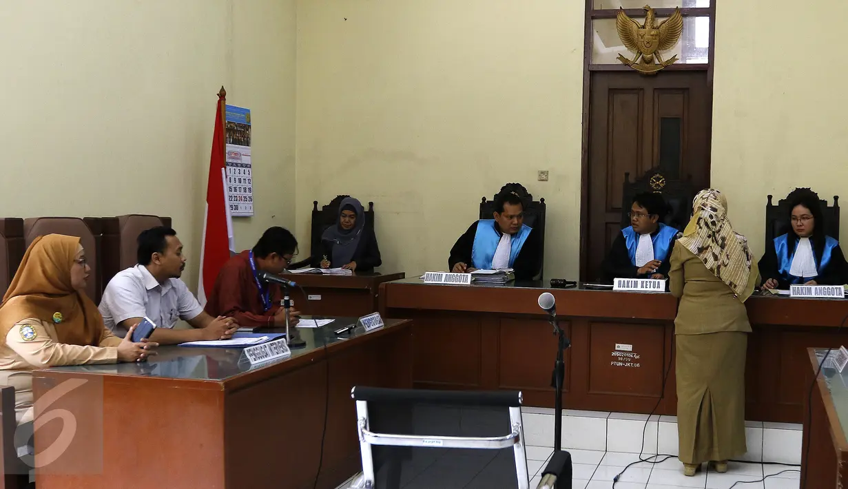 Mantan Kepala Sekolah SMAN 3 Jakarta, Retno Listyarti saat menjalani sidang pembacaan gugatan di PTUN Jaktim, Rabu (16/9/2015). Retno menggugat surat keputusan Kadispen DKI Jakarta Arie Budhiman mengenai pemecatan dirinya. (Liputan6.com/Yoppy Renato)