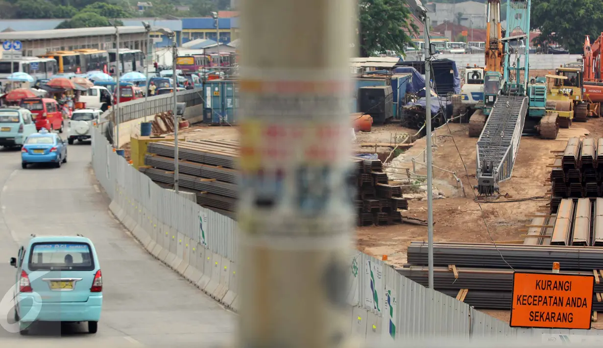 Sejumlah angkutan umum menunggu penumpang di kawasan Lebak Bulus, Jakarta, Kamis (23/7/2015). Kondisi jalan di Jakarta diprediksi akan normal pada 27 Juli mendatang pasca cuti bersama libur Lebaran selesai. (Liputan6.com/Helmi Afandi)