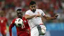 Striker Tunisia, Oussama Haddadi, melepaskan tendangan saat melawan Panama pada laga grup G Piala Dunia di Mordovia Arena, Saransk, Kamis (28/6/2018). Tunisia menang 2-1 Panama. (AP/Darko Bandic)