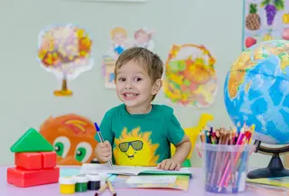 Tips sederhana yang bisa dilakukan setiap hari di rumah untuk membantu menstimulasi dan meningkatkan IQ anak secara menyenangkan dan tanpa tekanan. (Foto: Mihail Fotodeti/Pixabay)