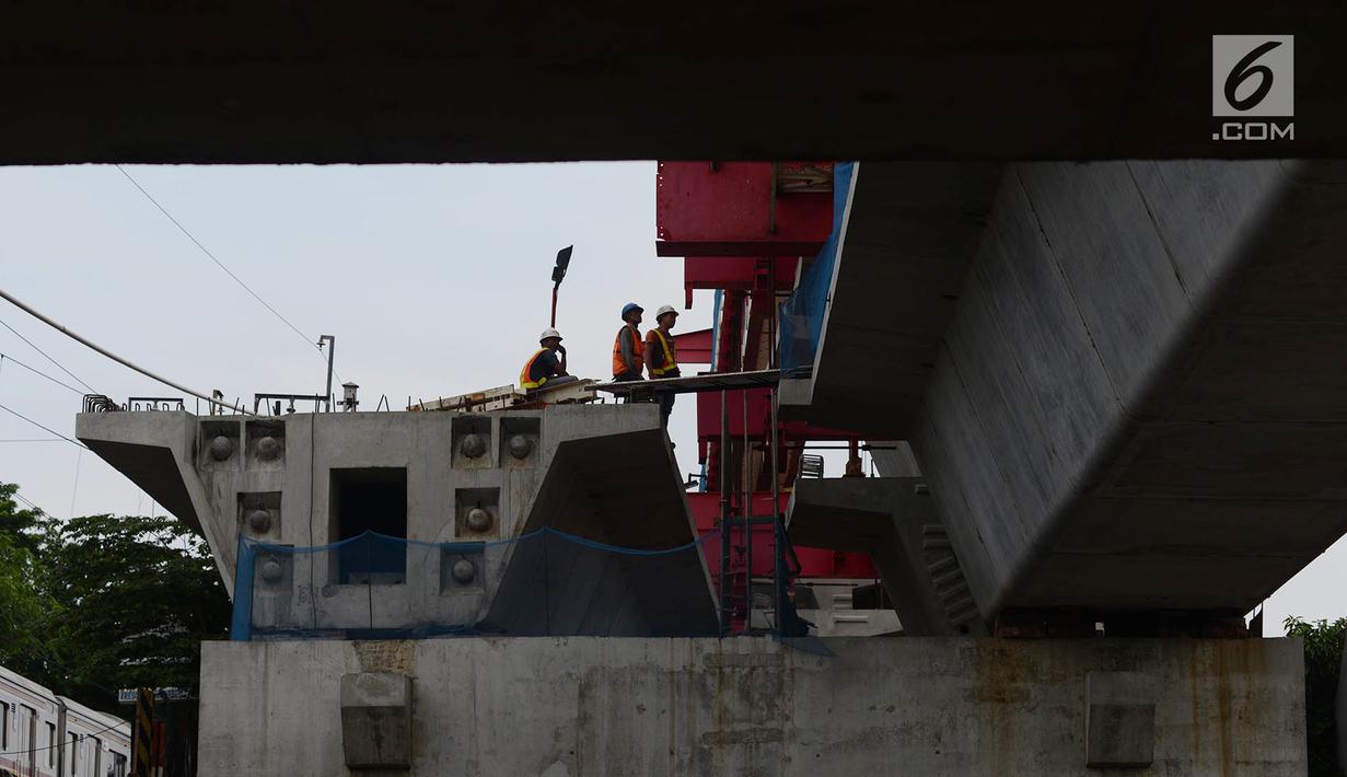 Sejumlah pekerja menyelesaikan proyek pembangunan Double-Double Trek (DDT) jalur kereta api di Jatinegara, Jakarta, Kamis (31/1). Proyek itu rencananya siap dioperasikan pada 2020. (Merdeka.com/Imam Buhori)