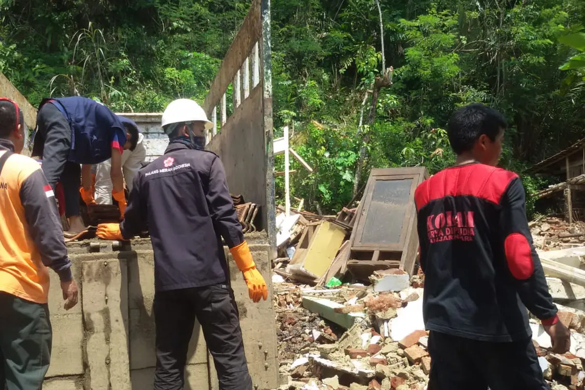 Warga bersama petugas BPBD dan relawan membongkar rumah rusak akibat longsor di Desa Kebutuhjurang. (Foto: Liputan6.com/Dinkominfo PBG/Muhamad Ridlo)