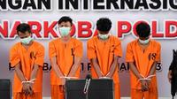Tersangka peredaran 176 kilogram sabu yang ditangkap oleh Direktorat Reserse Narkoba Polda Riau. (Liputan6.com/M Syukur)
