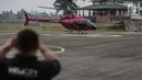 Helikopter jenis Bell 505 bersiap membawa pemudik di Bandara khusus Wiladatika, Cibubur, Jakarta, Senin (3/6). Heli City melayani 30 penerbangan mudik ke berbagai daerah di Jawa Barat dengan durasi penerbangan 40 menit. (Liputan6.com/Faizal Fanani)