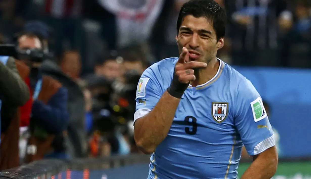 Selebrasi pemain depan Uruguay, Luis Suarez, usai merobek jala gawang Inggris di fase penyisihan Piala Dunia 2014 Grup D di Stadion Corinthians, Sao Paulo, Brasil, (20/6/2014). (REUTERS/Damir Sagolj)