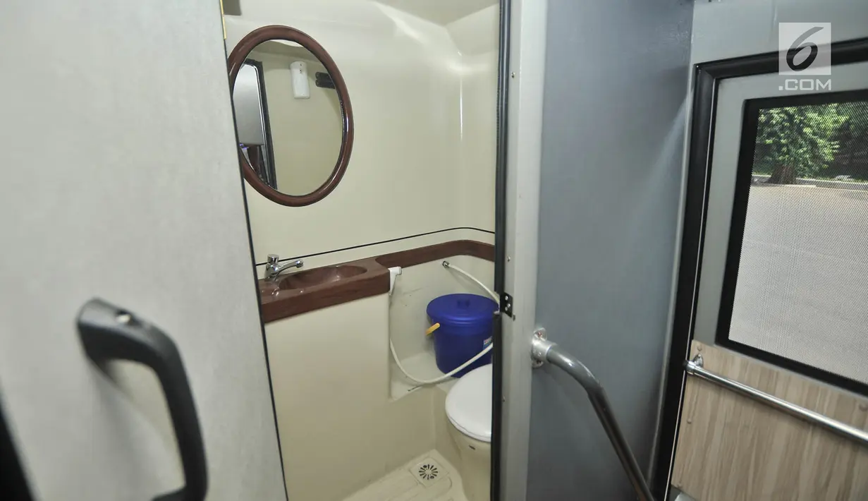 Toilet bus baru Timnas Indonesia, Jakarta, Minggu (22/7). Selain itu, bus ini juga dilengkapi dengan pendingin udara, lemari es, hingga mini studio. (Merdeka.com/Iqbal Nugroho)
