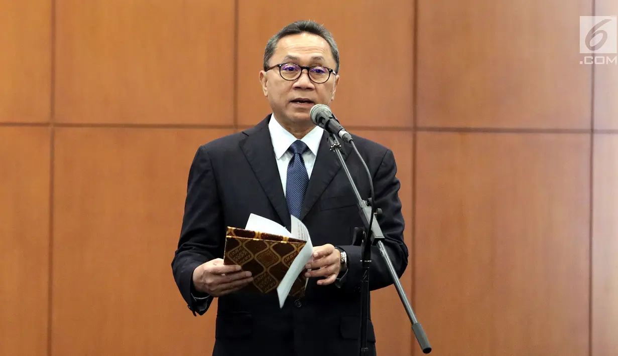 Ketua MPR Zulkifli Hasan membacakan sumpah jabatan saat melantik empat anggota MPR Pengganti Antar Waktu (PAW) di Jakarta, Kamis (14/3). Keempatnya adalah Wa Ode Nur Zainab, Taslim Azis, Musthafa Bakri, dan Tari Siwi Utami. (Liputan6.com/JohanTallo)