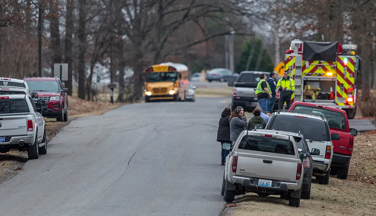 Petugas darurat berjaga usai penembakan mematikan di SMA Marshall County High School, Benton, Kentucky, Amerika Serikat, Selasa (23/1). Pihak berwenang mengatakan bahwa seorang tersangka penembakan ditahan. (Ryan Hermens/Matahari Paducah via AP)