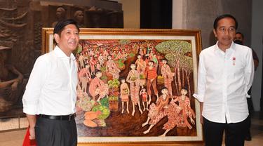 Presiden Joko Widodo atau Jokowi memberikan Presiden Filipina Ferdinand Romualdez Marcos Jr. sebuah lukisan