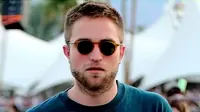 Aw! Robert Pattinson Punya Jambang Baru