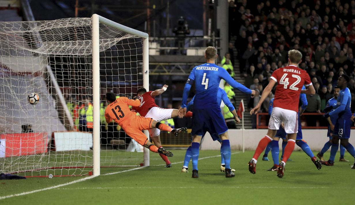 Bek Nottingham Forest, Eric Lichaj, mencetak gol ke gawang Arsenal pada laga Piala FA di Stadion City Ground, Minggu (7/1/2018). Arsenal takluk 2-4 dari Nottingham Forest. (AP/Mike Egerton)