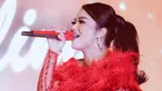 Krisdayanti saat momen bernyanyi dengan busana serba merah di salah satu acara. (Foto: Instagram/krisdayantilemos)