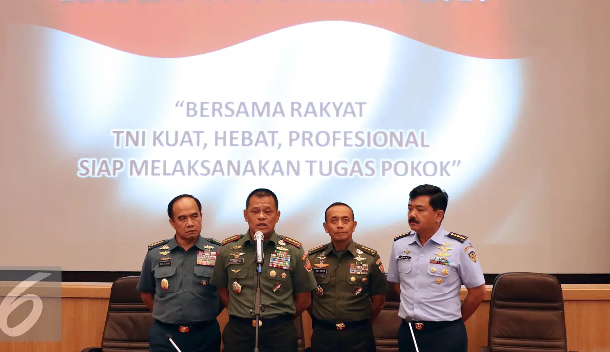 Panglima TNI, Jenderal Gatot Nurmantyo (kedua kiri) bersama Kepala Staf TNI memberi keterangan usai Rapim TNI tahun 2017 di Jakarta, Kamis (19/1). Panglima menjelaskan beberapa hasil putusan Rapim TNI tahun 2017. (Liputan6.com/Helmi Fithriansyah)