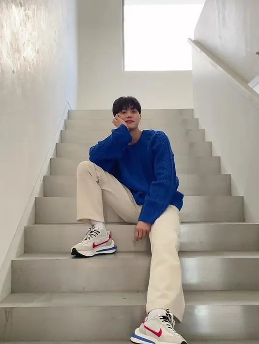 “Saya baik-baik saja dengan mengurangi waktu tidur saya jika itu berarti saya bisa menjadi bagian dari proyek hebat lainnya," kata Song Kang dikutip dari laman Soompi, Jumat (23/7). (Foto: Instagram/songkang_b)