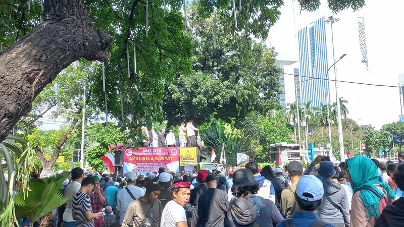 Massa Gerakan Nasional Pembela Rakyat (GNPR) saat demo