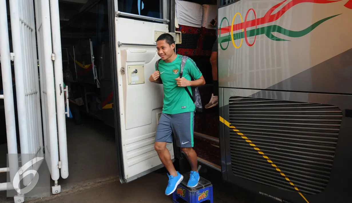 Gelandang BSU, Evan Dimas Darmono turun untuk mengikuti seleksi timnas Indonesia tahap pertama di Stadion Pakansari, Kab Bogor, Selasa (9/8). Seleksi tim Garuda untuk AFF Cup 2016 diwarnai wajah baru. (Liputan6.com/Helmi Fithriansyah)