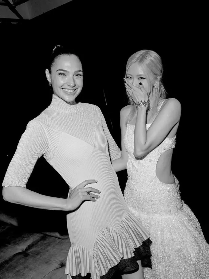 9 Gaya Elegan Rose BLACKPINK Pakai Gaun Cut Out Putih Saat Hadiri Acara Tiffany & Co, Akrab dengan Florence Pugh dan Gal Gadot