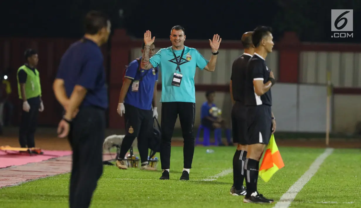 Pelatih Bhayangkara FC, Simon Mc Menemy (tengah) melakukan protes saat melawan Madura United pada lanjutan Go-Jek Liga 1 Indonesia 2018 bersama Bukalapak di Stadion PTIK, Jakarta, Kamis (7/6). Bhayangkara FC unggul 1-0. (Liputan6.com/Helmi Fithriansyah)