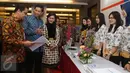 Deputi komisioner pengawas pasar modal II OJK Fakhri Hilmi, Direktur PaninBank Hendrawan Danusaputra, Direktur Utama KSEI Friderica Widyasari saat peluncuran bank administrator RDN di Bursa Efek Indonesia, Jakarta, Rabu (5/4). (Liputan6.com/Angga Yuniar)