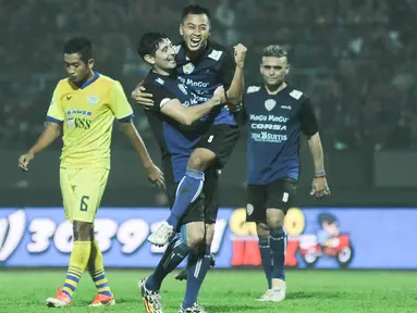 Pemain Arema Cronus, Samsul Arif bersama Esteban Vizcarra merayakan gol yang dicetak ke gawang Persegres G.U pada laga Piala Jenderal Sudirman di Stadion Kanjuruhan, Malang, Selasa (20/11/2015). Arema berhasil menang 4-1. (Bola.com/Kevin Setiawan)