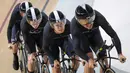 Tim balap sepeda Selandia Baru berkompetisi pada nomor team pursuit putra UCI Track Nation Cup 2023 di Jakarta International Velodrome, Rawamangun, Jakarta, Jumat (24/2/2023). (Bola.com/Bagaskara Lazuardi)