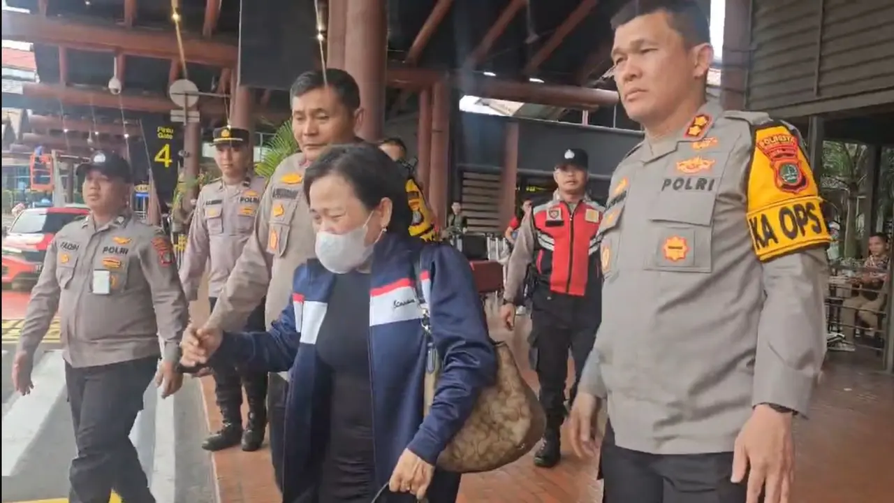 Elisabeth (48), korban penipuan tiket pesawat oleh agen travel di Bandara Soekarno Hatta.