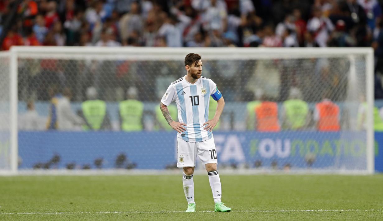 Gelandang Argentina, Lionel Messi, tampak sedih usai dikalahkan Kroasia pada laga grup D Piala Dunia di Stadion Nizhny Novgorod, Nizhny, Kamis (21/3/2018). Kroasia menang 3-0 atas Argentina. (AP/Ricardo Mazalan)