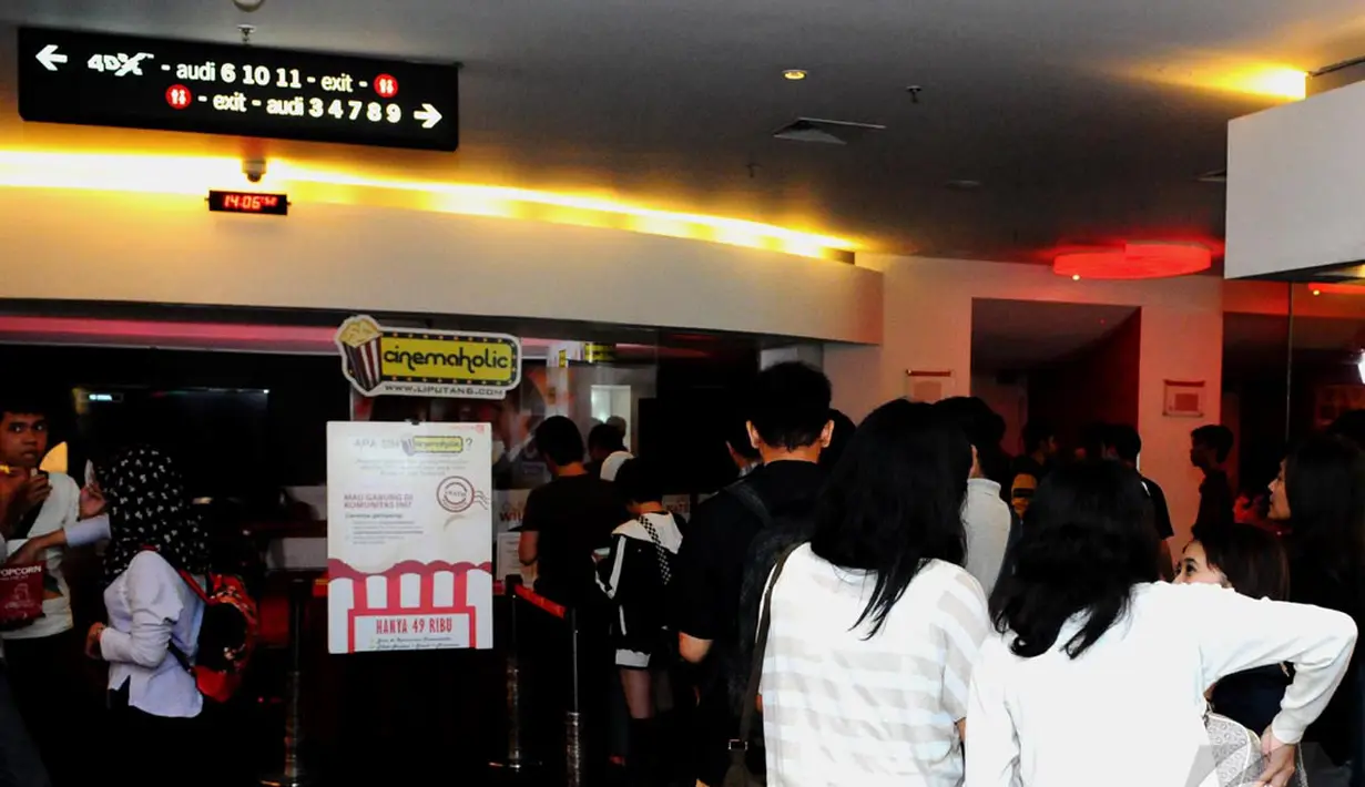 Para Cinemaholic mengantri untuk mendapatkan tiket nobar film "Rurouni Kenshin – Kyoto Inferno", Jakarta, Sabtu (13/9/2014) (Liputan6.com/Andrian M Tunay)
