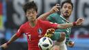 Pemain Korea Selatan, Lee Jae-sung (kiri) saat berebut bola dengan pemain Jerman, Mats Hummels pada laga grup F Piala Dunia 2018 di Kazan Arena, Kazan, Rusia, (27/6/2018). Korea menang atas Jerman 2-0.  (AP/Thanassis Stavrakis)