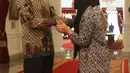 Siti Aisyah bersalaman dengan Presiden Joko Widodo di Istana Merdeka, Jakarta, Selasa (12/3). Siti dibebaskan dari dakwaan hukum kasus pembunuhan Kim Jong Nam di Pengadilan Tinggi Shah Alam, Kuala Lumpur, Malaysia. (Liputan6.com/Angga Yuniar)