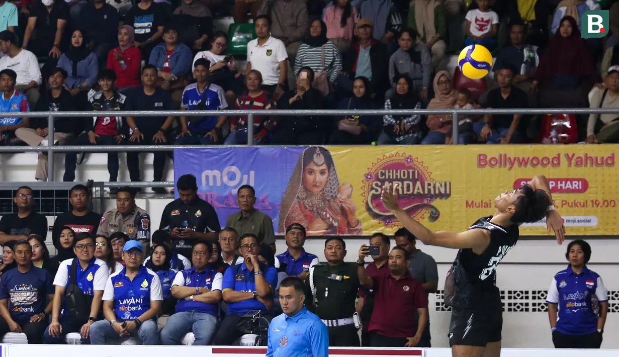 Pemain Timnas Voli Thailand, Anurak Phanram melakukan servis ke arah pemain Timnas Voli Indonesia pada laga putaran pertama SEA V League 2023 di Padepokan Voli Jenderal Polisi Kunarto, Bogor, Minggu (23/07/2023). (Bola.com/Bagaskara Lazuardi)