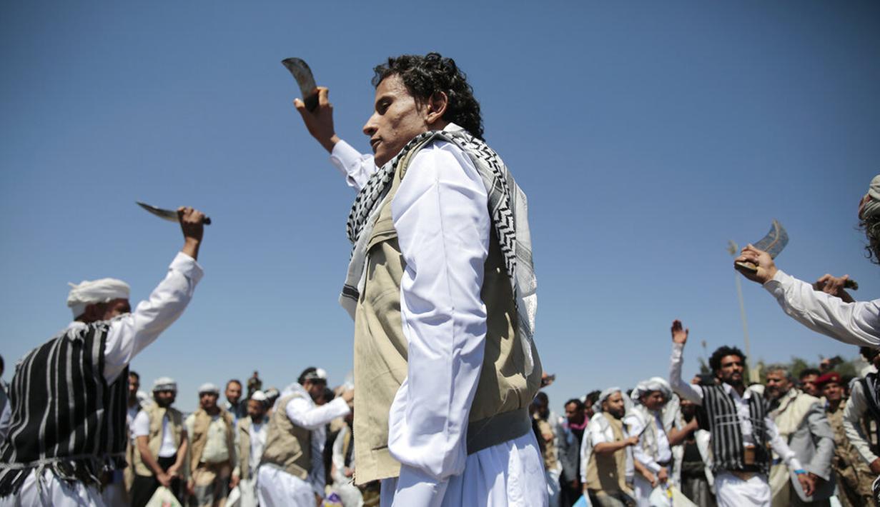 Tahanan Yaman (tengah) menampilkan tarian tradisional saat kedatangannya setelah dibebaskan koalisi pimpinan Arab Saudi di bandara di Sanaa, Yaman, Jumat (16/10/2020). Pihak yang bertikai di Yaman menyelesaikan pertukaran tahanan besar yang ditengahi PBB pada hari Jumat. (AP Photo/Hani Mohammed)